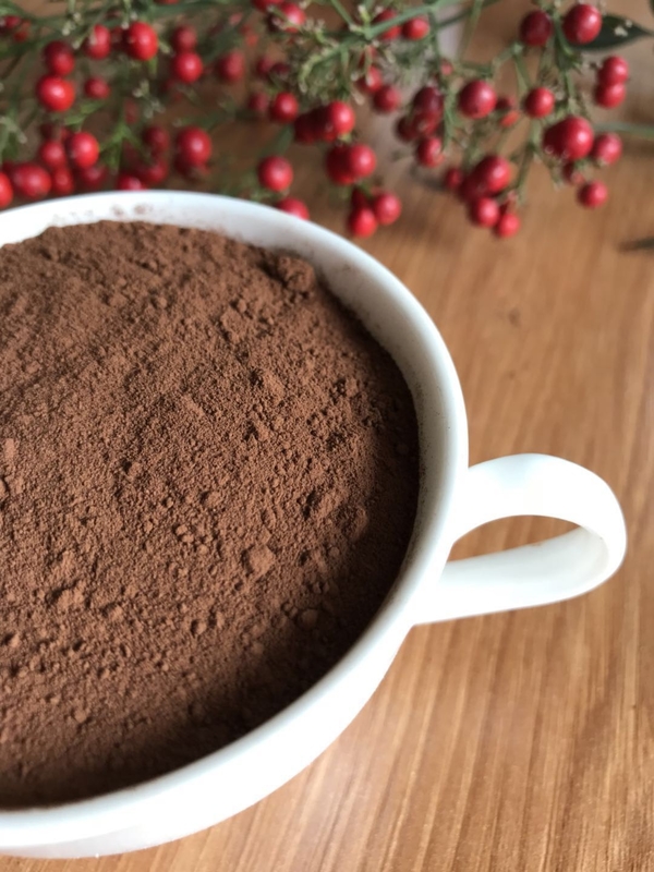 Alto - o pó de cacau orgânico puro gordo com os vasos sanguíneos de expansão funciona