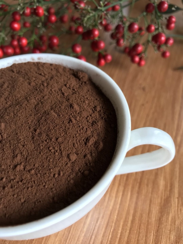 Alto - o pó de cacau orgânico puro gordo com os vasos sanguíneos de expansão funciona