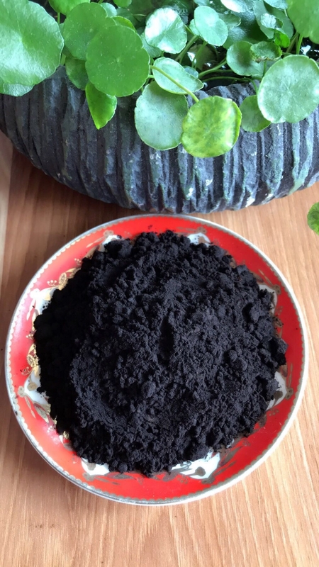 Pó de cacau preto natural adicionado ao produtos de forno para um sabor do chocolate